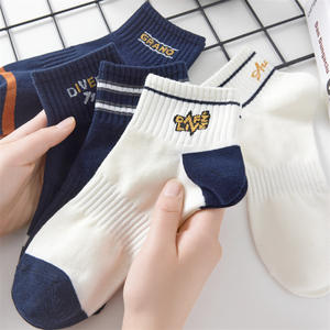 2024 printemps été hommes à la mode court Tube <span class=keywords><strong>chaussettes</strong></span> sueur absorbant <span class=keywords><strong>et</strong></span> respirant sport bas en gros lettre à motifs - Product Image 3