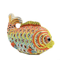 Pochette de soirée artisanale en cuir synthétique avec strass et cristaux métalliques ajourés, motif poisson rouge