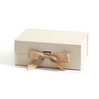 Boîte cadeau élégante en violet avec fermeture magnétique, ruban en satin, doublure en éponge laminée mate, recyclable pour les occasions spéciales