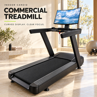 Tapis roulant électrique avec écran incurvé, équipement de gym commercial pour la course en intérieur et les entraînements cardio.