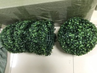 Boules de buis en plastique de 13cm à 28cm Boule artificielle de haie d'herbe de Milan pour la décoration