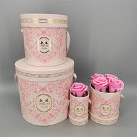 Boîte cadeau ronde rose en matériaux recyclés avec laminage mat et gaufrage pour les fleuristes et les roses