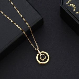 Collar con Colgante de Proyección en Forma de Corazón con Números Romanos y Diamantes Incrustados, en Plata S925, con la Frase 'Te Amo' en 100 Idiomas - Product Image 3