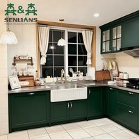 Meubles de cuisine avec évier blanc style ferme, robinet double poignée en laiton, portes Shaker vert foncé, en forme de U