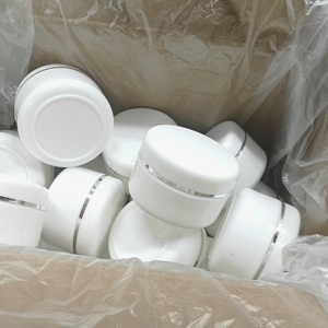 Pot en plastique pour crème cosmétique de luxe avec impression de logo, 20g 50g 100g 250g, bord doré, blanc, en plastique PP - Product Image 2