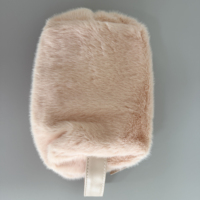 Pochette de maquillage en fausse fourrure de lapin rose pâle et moelleuse, avec poignée latérale en PU crème et fermeture éclair, idéale pour les voyages d'hiver, les soins de beauté et comme cadeau de fêtes.