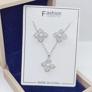 Ensemble de bijoux tendance trèfle à 4 feuilles collier boucle d'oreille trèfle zircon acier inoxydable plaqué or 18 carats pour femmes - Product Image 3