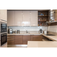 Ensemble d'armoires de cuisine modernes de luxe avec portes plates et portes vitrées, tiroirs à fermeture douce
