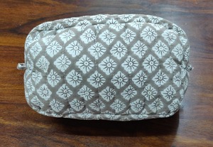 100% Cotton Filling Quilted Cotton Cosmetic Bag Zipper <b>Makeup</b> Pouch Floral Pattern Travel Toiletry <b>Case</b> Customized - Product Image 4