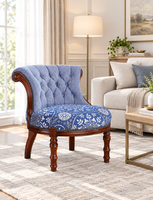 Fauteuil capitonné antique avec dossier à carreaux bleus et blancs, assise à motif floral, garniture à clous et pieds tournés sculptés