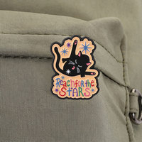 Broche Métallique Chat Inspirant : Chat Noir Souriant et Somnolent Allongé sur Fond Crème, Multicolore, « Tends les Ailes vers les Étoiles »