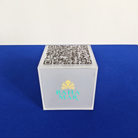 Cube en acrylique givré personnalisé, présentoir en plexiglas carré sur mesure pour magasin