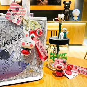 พวงกุญแจรูปหมีสตรอว์เบอร์รี่การ์ตูน ทำจากพีวีซี รูปทรงสี่เหลี่ยม ไม่ซีดจาง น่ารัก กันน้ำ ดีไซน์สร้างสรรค์ ใช้เป็นพวงกุญแจรถยนต์ - Product Image 2