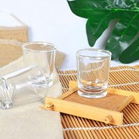 Verres à shot carrés en verre transparent de 2 oz avec logo personnalisé pour la vodka et le whisky, base lourde, en vente