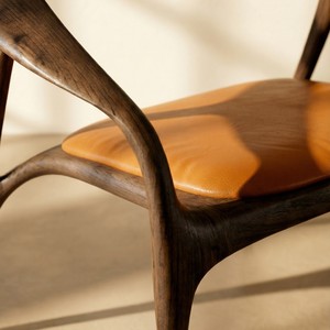 Fauteuil d'appoint en bois de noyer massif de qualité supérieure, accoudoirs incurvés, finition à grain ouvert, mobilier contemporain pour la maison et les centres de villégiature PISANO - Product Image 4