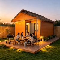 Maisonnette préfabriquée en forme de A à montage rapide avec toit en chaume simulé pour base touristique de plage, camping forestier