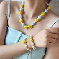 Collier ras-de-cou perlé tendance avec breloque canard jaune de dessin animé, plaqué or 18 carats, et ensemble de bijoux bracelet en perles d'eau douce pour femme