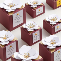 Boîte cadeau de mariage rose poudré au design floral carré créatif pour bonbons de mariage et emballage de fiançailles