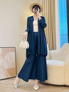 Miyake plissé 2025 nouveau automne <span class=keywords><strong>grande</strong></span> <span class=keywords><strong>taille</strong></span> Long <span class=keywords><strong>manteau</strong></span> décontracté Design Niche élégant haut de gamme <span class=keywords><strong>manteau</strong></span> pour les femmes - Product Image 2