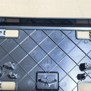 กรอบป้ายทะเบียนหน้ารถ Lexus รุ่น 52114-50480 แบบตะขอพลาสติก ระยะห่างรู 200 มม. - Product Image 4