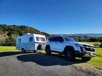 Caravane hybride moderne pour 4 personnes, construction légère en acier inoxydable, design anti-corrosion pour l'aventure tout-terrain en plein air