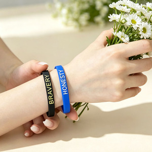 Bracelet en silicone avec inscription inspirante : Bravery, Wisdom, Kindness – Vente en gros - Product Image 5