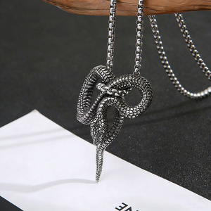 Yunnique – collier avec pendentif serpent en acier inoxydable, design animal géométrique, bijoux unisexes à la mode - Product Image 1