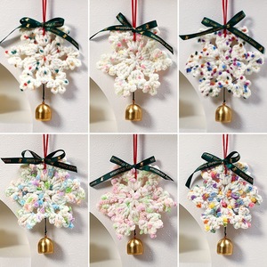 Pingente de floco de neve de crochê feito à mão, enfeite de Natal para pendurar com sino dourado, floco de neve de fio tecido, decoração de Natal. - Product Image 6