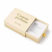 Boîtes rigides recyclables personnalisées en blanc crème pour cosmétiques et parfums, avec estampage à chaud doré, impression quadricolore et motif clé grecque
