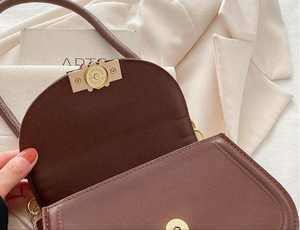 Bolso de Hombro Clásico Mini para Mujer, Color Sólido, Logotipo Personalizado, Material PU, Cadena, Estilo Saddle Bag, Venta al Por Mayor, Alta Calidad - Product Image 3