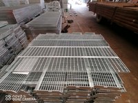 Escaliers en grille de style industriel en acier inoxydable durable, grille en acier doux pour une utilisation pratique comme escalier