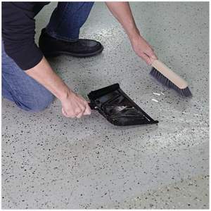 Boardwalk BWK5408 4.5 pulgadas Cepillo de 3.5 pulgadas Cepillo de limpieza de pisos con mango de plástico polipropileno color gris - Product Image 1