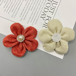 Flor de Tela Hecha a Mano de Cinco Pétalos de 6cm con Centro de Perlas, Accesorio Decorativo para el Cabello y Ropa, Patrón de Camelia, Joyería Artesanal - Product Image 4