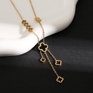 Collares Geométricos Dorados con Colgante de Trébol de Cuatro Hojas Calado en Acero Inoxidable y Cadena a la Clavícula - Product Image 3