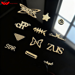 Logo personnalisé en alliage de zinc pour vêtements, sacs, sacs à main, design décoratif à la mode, étiquettes métalliques colorées, étiquettes. - Product Image 1