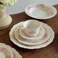 Ensemble de tasses et d'assiettes en céramique à imprimé floral rose baroque européen avec un design en dentelle en relief, ensemble d'assiettes à dîner vintage pour mariage
