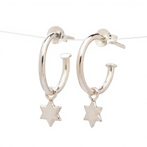Boucles d'oreilles créoles en argent 925 avec breloque étoile, bijoux minimalistes unisexes pour tous les jours - Product Image 1