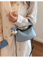 Sac à main hobo pour femme en jean et cuir PU avec fermoir rotatif, petit sac à bandoulière à poignée supérieure avec breloque poupée pour usage quotidien