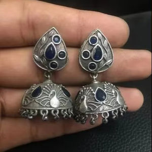 Pendientes Jhumka de Plata Antigua Oxidada Estilo Bollywood para Mujer, Regalo para Ella - Product Image 1