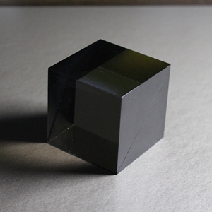 Divisor de Feixe Polarizado em Cubo de Canto Ruike H-K9L H-ZF3 de Alta Precisão Personalizado com Vidro Óptico de Sílica Fundida e Revestimento AR - Product Image 1