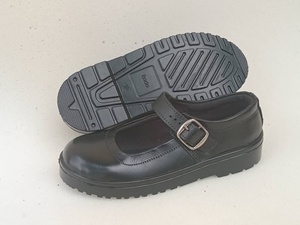 Zapatos Escolares Impermeables Rada de Comercio Justo, Fabricados por Cooperativas de Mujeres Ugandesas, Apoya el Empleo Local - Product Image 5