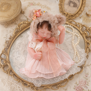 Muñeca Reborn de Vinilo de 12 Pulgadas, con Ojos Cerrados, Traje de Encaje y Diadema de Flores, para Juego de Imitación - Product Image 6