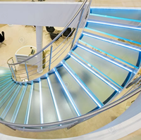 Escalier intérieur courbé Prima Elegant Designer, en bois poli sur mesure, pour grand hall d'entrée