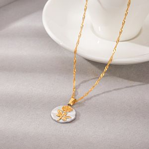 Collier pendentif rond en acier inoxydable gaufré motif rose, anti-ternissement, bijoux de mode pour femmes, vente en gros - Product Image 2
