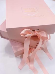 Boîte cadeau rose de luxe avec fermeture à ruban magnétique, faible MOQ personnalisé, stock disponible pour livraison rapide, pour les petites entreprises de cosmétiques - Product Image 4