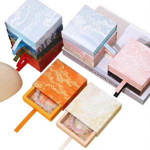 กล่องกระดาษแข็งทรงสี่เหลี่ยมแบบแขวน กล่องใส่เครื่องประดับแบบดึงออกได้ ป้องกันฝุ่น สำหรับแหวน สร้อยคอ กำไลคริสตัล - Product Image 1