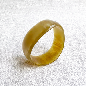 Bracelet manchette vintage en corne de vache pour femme, ton jaune naturel, forme animale lisse, bijou moderne, cadeau chrétien - Product Image 1