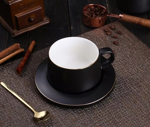 Ensemble de tasses à café et soucoupes en céramique noir et blanc de style classique avec boîte cadeau et cuillère, vaisselle en porcelaine écologique - Product Image 6