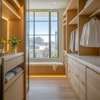 Dressing ouvert de luxe Senger avec étagères en bois clair, tringles de suspension et un grand espace de rangement