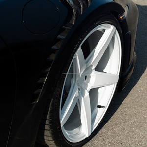 Cerchio di Ricambio Originale Bianco Lucido/Opaco con Logo Personalizzato e Incisioni per 992TT-S/Continental/992 Carrera - Product Image 2